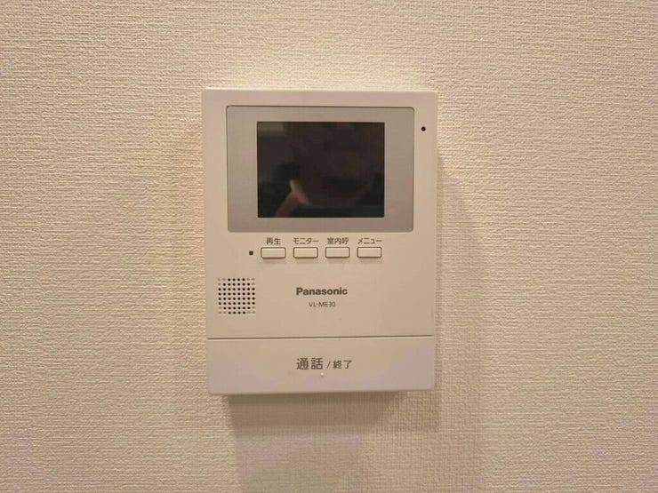 【Facilities】来訪者を確認できるモニター付きインターホンで、防犯面も安心です。