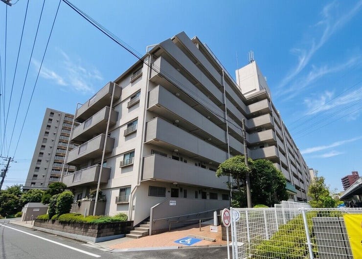 【Exterior】落ち着いた色合いの外観が街並みに馴染む、シンプルで親しみやすいマンションです。