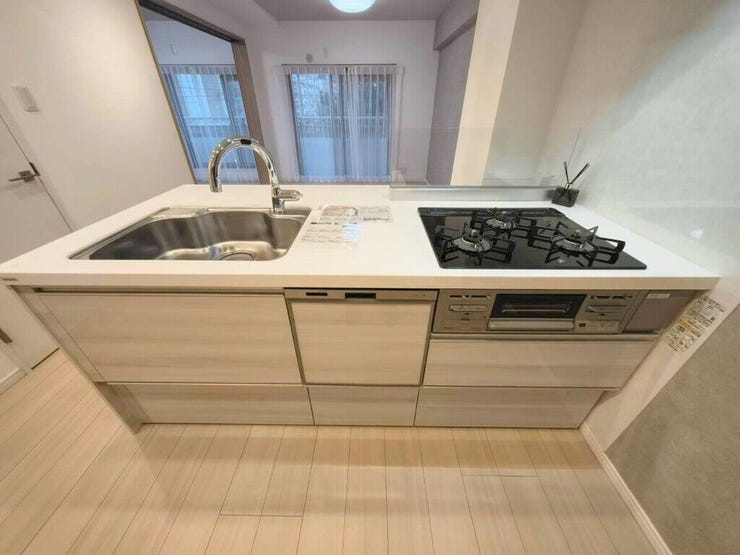 【kitchen】効率よく使える広々キッチン。収納力も高く、料理の時間がスムーズに。