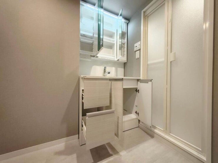 【Washroom】すっきりとしたデザインで、毎日の生活が快適に。収納も豊富な洗面所です。