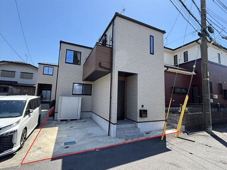 【外観】
※赤枠内が敷地。
随時ご案内可能です♪
また、弊社にてリフォームも行っておりますので、ご要望があればリフォームの施工も弊社で!当物件はもちろん、他に気になる物件のご案内等お気軽にお問い合わせ下さい