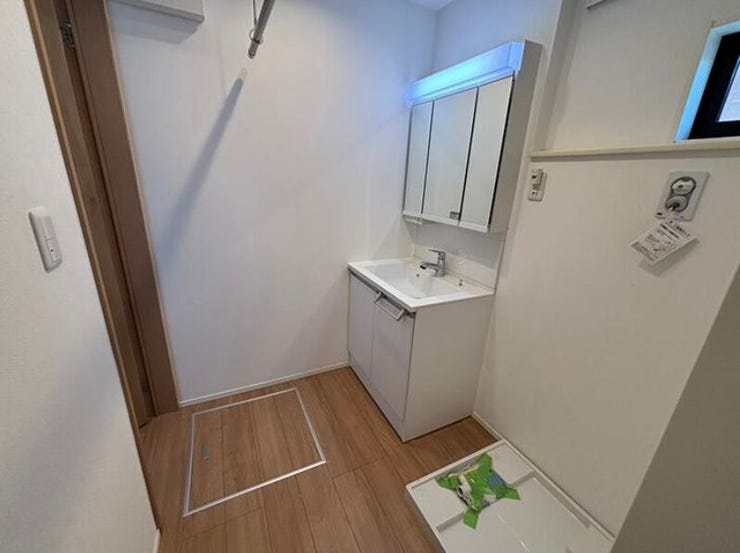 三面鏡付き洗面台は、2人並んで身支度も可能です♪鏡の後ろに収納スペースがあるため、散らかりやすい洗面スペースをすっきりさせる事が出来ます♪