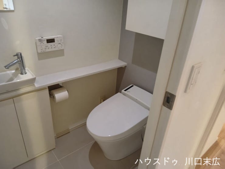 タンクレスデザインですっきりとした印象のトイレ空間。独立した手洗い器を備え、日々の拭き掃除などのメンテナンスも容易な機能的な設備です。