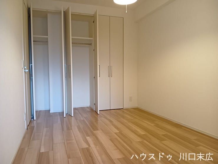 木目の質感が心地よいフローリングで仕上げられた洋室。寝室やワークスペース、趣味の部屋など、ライフステージの変化に合わせて多様な用途で活用できる空間です。