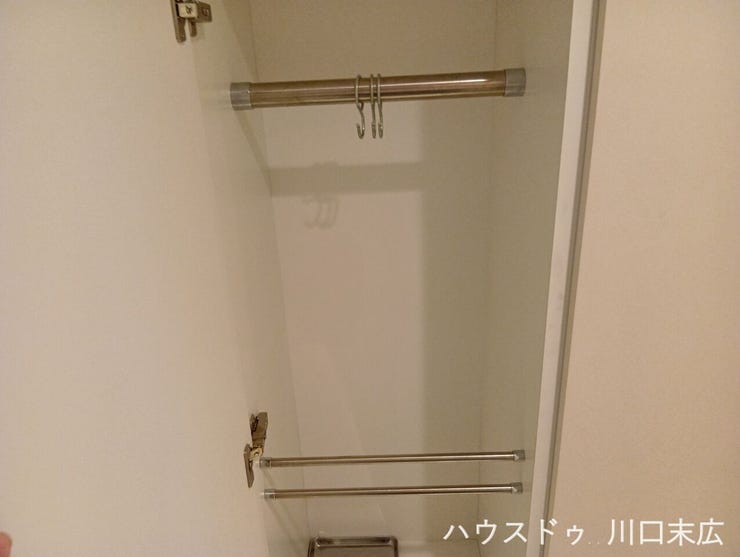 衣類をシワなく保管できるハンガーパイプを備えたクローゼット。居住空間に物が溢れるのを防ぎ、すっきりとした美しい住まいを維持します。