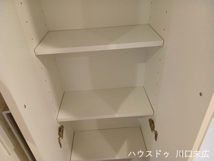 高さを変えられる可動式の棚板を備えた収納スペース。日用品やストック品などをサイズに合わせて無駄なく整理でき、快適な生活をサポートします。
