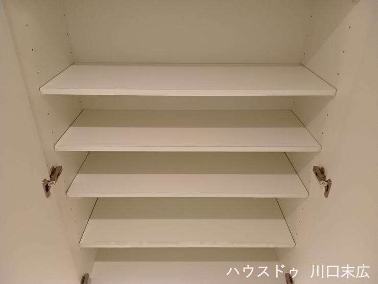 高さを変えられる可動棚を採用したシューズボックス。様々なサイズの靴をスマートに整理でき、エントランス空間を常に美しく保つことができます。