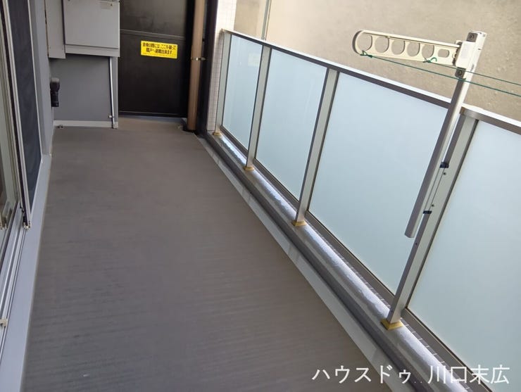 お手入れがしやすく清潔感のあるバルコニー。日々の洗濯物や布団などを干すスペースとして活躍する、生活に密着した機能的で使い勝手の良い外部空間です。