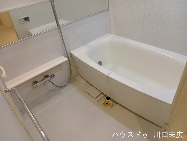 なめらかなフォルムの浴槽を備えた清潔感のあるユニットバス。一日の疲れを癒やすリラックスタイムを上質に演出し、心地よいバスタイムを提供します。
