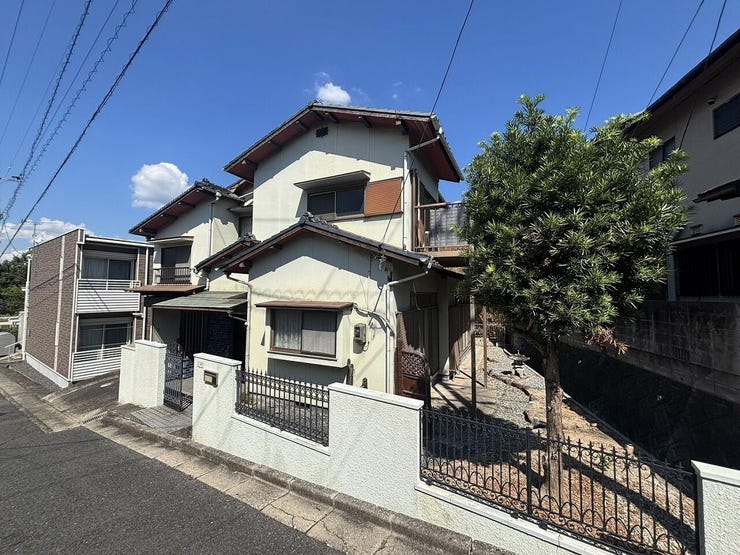 【外観】
落ち着いた街並みに佇む7DK住宅です!