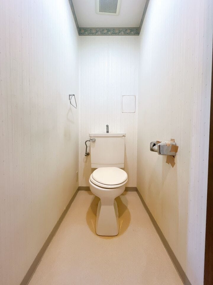 【トイレ】
清潔感のあるトイレには、便利なタオル掛けを備え、手洗い後の動線がスムーズです♪
日々の生活に寄り添う設備が整い、快適に過ごせる空間として安心してお使いいただけます!