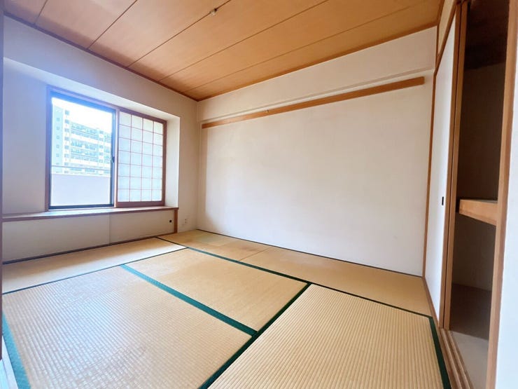 【和室】
畳は客間・寝室・食事など様々な用途で使用することができ、湿度調整にも優れています!
柔らかな肌ざわりと木の香りが心をほぐし、和室ならではの落ち着きと安らぎに満ちた空間を生み出します♪