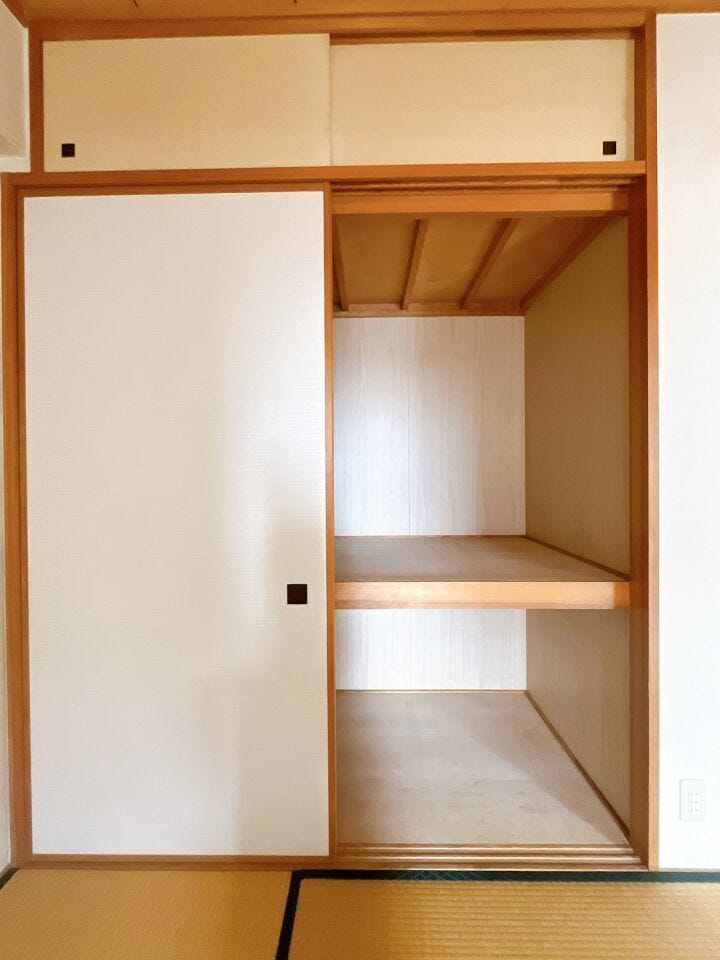 【押入】
奥行きと幅のある押し入れは、布団や季節物の衣類、大型の道具までしっかり収納できる頼もしいスペース♪
和室ならではの落ち着いた雰囲気と調和し、すっきり片付いた心地よい空間を保てます♪