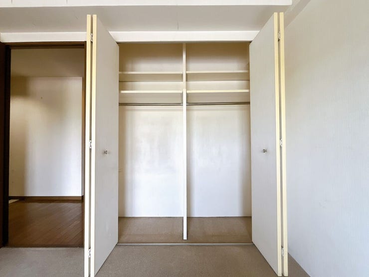 【収納】
扉付きのクローゼットは中身をしっかり隠せるため、生活感を抑えお部屋全体をすっきりと見せることができ、急な来客時にも安心です♪
さらに棚付きの収納があることで、細かな物も整理できます!