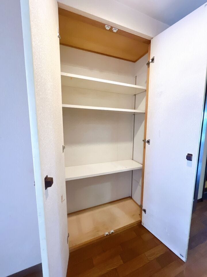 【廊下収納】
廊下にも収納を設けることで、溢れがちな日用品もすっきり収納することが出来ます♪
生活導線に収納を配置することで取り出しやすく、必要な物をすぐに手に取れる動線が確保されます!