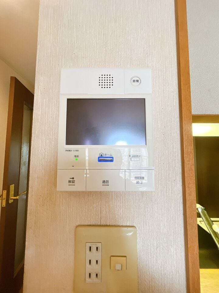 【モニター付きインターホン】
モニター付きインターホンなら、来訪者の顔を確認してから対応できて安心♪
セールス対策にも役立ち、毎日の暮らしに安全と快適さをプラスしてくれる設備です!