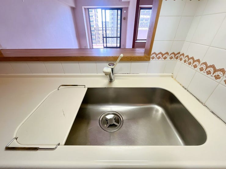 【シンク】
深めの設計のシンクは水撥ねがしづらく、食器類を多く置けるため毎日の洗い物のストレスを軽減します♪
さらに高めの位置に水栓があるため、大きなフライパンやまな板も洗いやすいです♪
