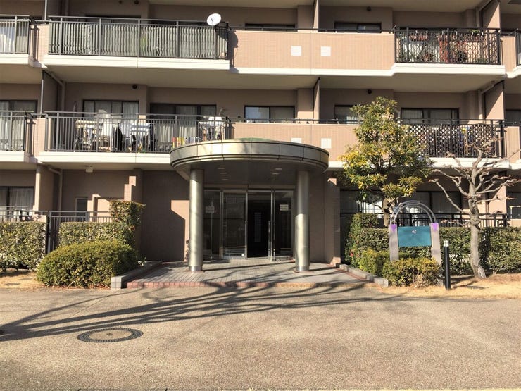 【エントランス】
屋根付きでしっかりとした造りのエントランスは、雨の日でも安心して出入りができます!
周囲には緑が配置され、住まいに帰るたびに心地よさを感じられる落ち着いた空間です♪