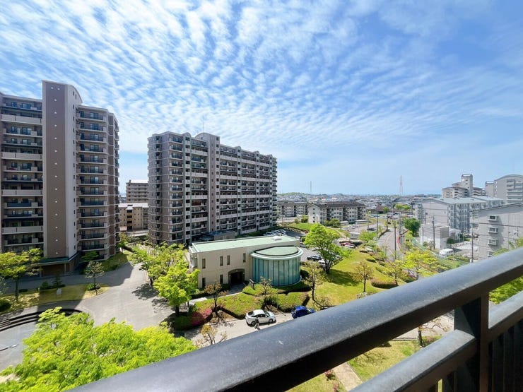 【眺望写真】
6階のお部屋からは、周囲の緑や並び立つマンション、街の景色が一望できる開放的な眺望が広がります!
自然と都市が調和した景色を楽しめ、季節ごとの移ろいも感じられる心地よい住環境です♪