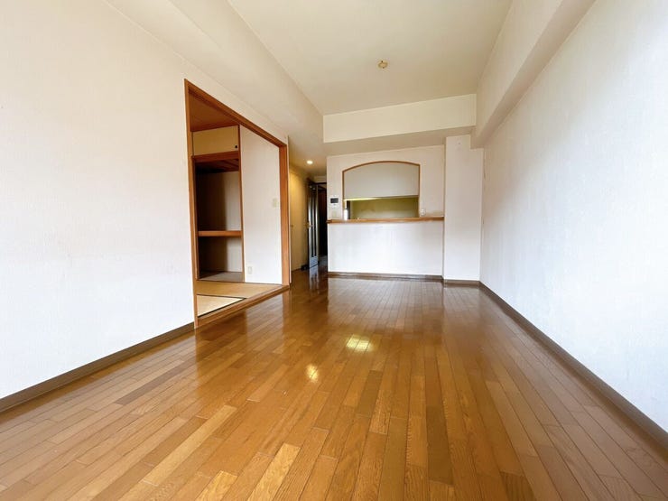 【LDK13.5】
縦長のリビングはどこにいてもお部屋全体が見渡しやすく、ぱっと見て室内の様子が把握しやすいです♪
そのため小さなお子様がいるご家庭や、ペットを飼われていても安心です!