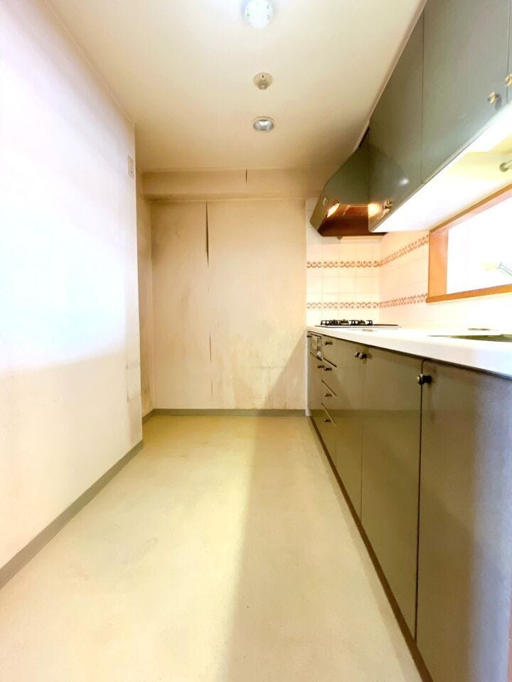 【キッチンスペース】
広々としたキッチンスペースは忙しい毎日の料理のストレスを軽減してくれ、自分好みに収納を配置することもできます♪
調理スペースもしっかりと確保されているため、使用しやすいです♪