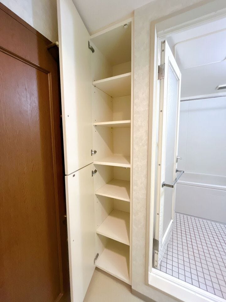 【洗面収納】
洗面所に収納があると、タオルや着替えをサッと取り出せてとても便利♪
洗濯用品や掃除用品もまとめてしまえるため、空間がすっきり整い、毎日の身支度がスムーズになる嬉しいポイントです!