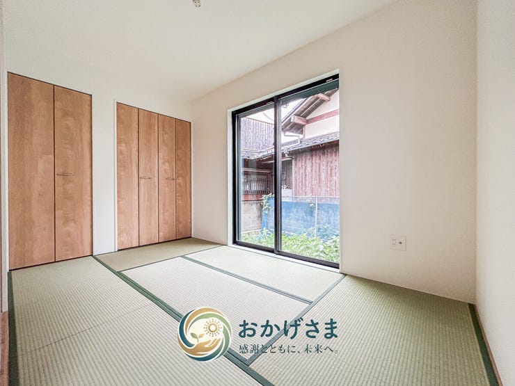【和室】
和の温もりに包まれる落ち着いた和室。押入収納と大きな窓を備え、客間や寛ぎのスペースとして最適です。