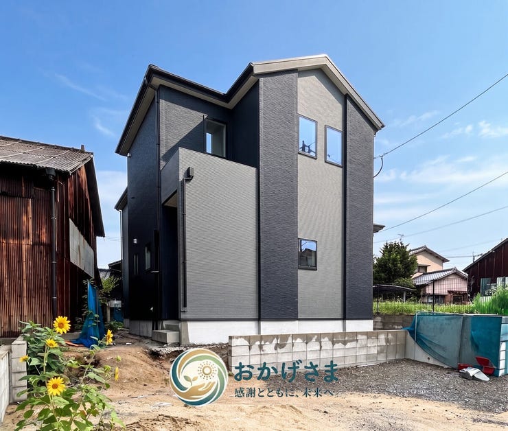 【外観】
ブラックとグレーのツートンカラーが洗練された外観。切妻屋根のシャープなデザインがスタイリッシュです。