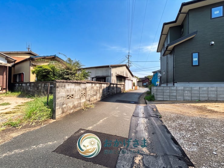 【前面道路】
敷地からスムーズに繋がる前面道路。お車の出し入れがしやすく、日々の通勤やお出かけも快適に行えます。