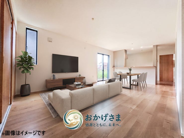 【リビング】
【リビング・ダイニング】
※画像は家具設置イメージです。
明るい木目調のフローリングが心地よい大空間LDK。大きな窓から光が注ぎ、家族でゆったり寛げます。