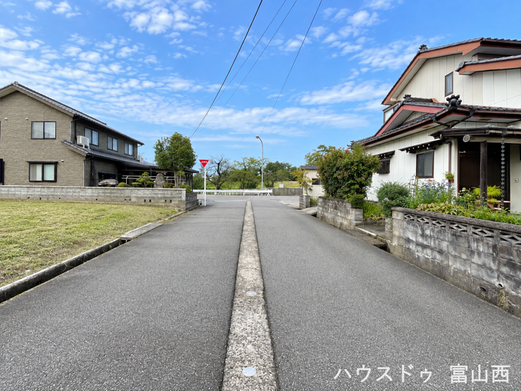 東側前面道路:北向き写真