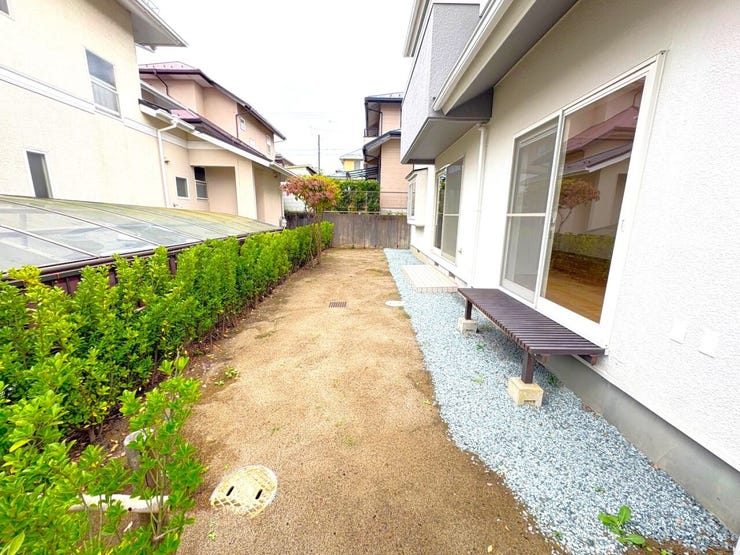 縁側風のベンチで日向ぼっこを楽しめるお庭空間