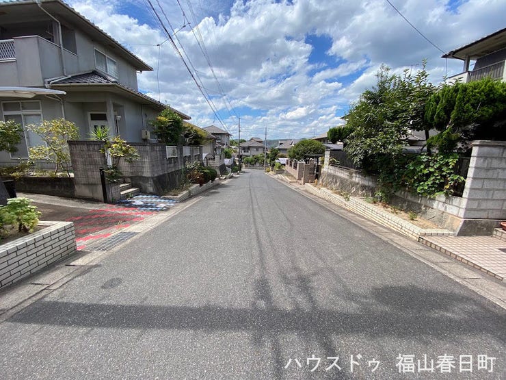 前面道路はとても広いのに、交通量少なめ。