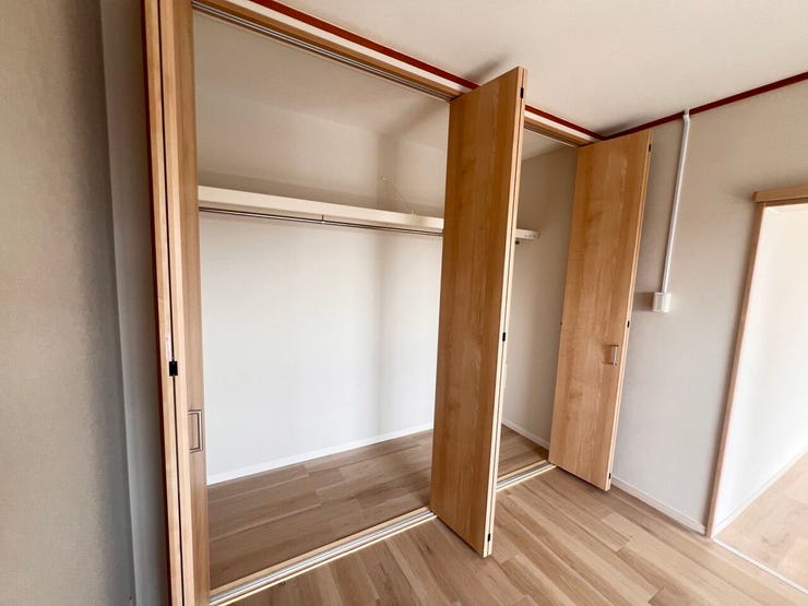 大きめのクローゼットはお洋服だけでなく大きめのお荷物もらくらく片付きます!