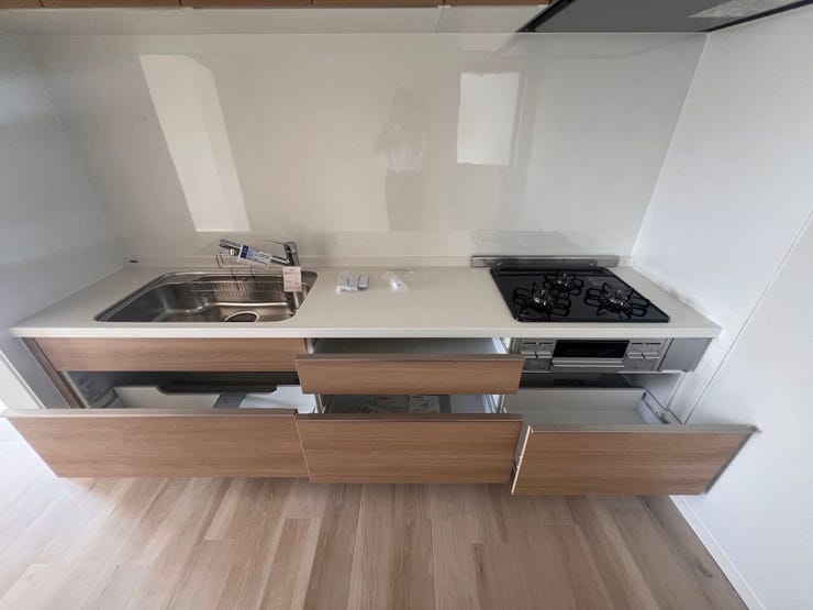 キッチン下の収納も充実!調理器具などの収納に便利です♪