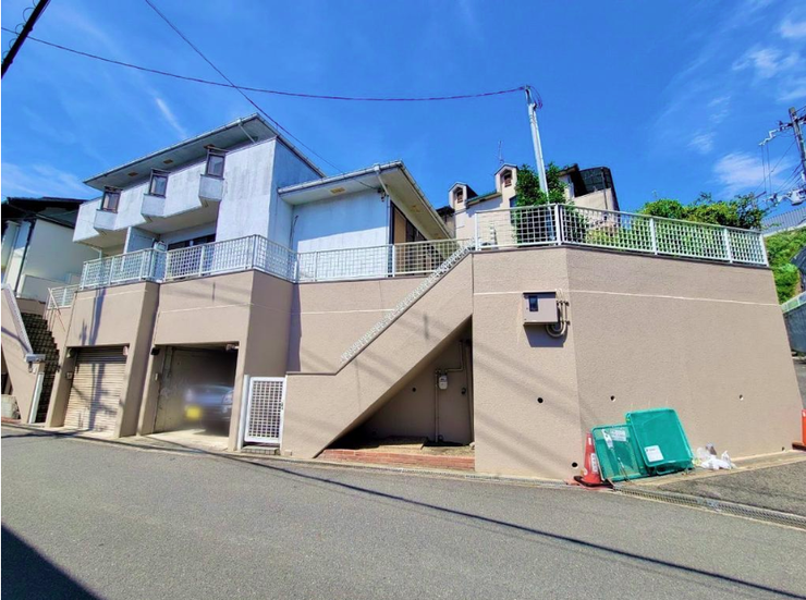 現地と前面道路の様子です。周辺は落ち着いた住宅街で、穏やかな住環境が魅力です。