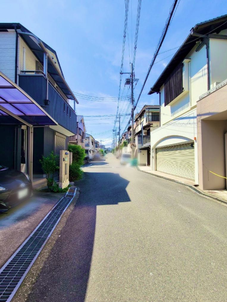前面道路を含む現地の様子です。落ち着いた住宅街に位置し、穏やかな住環境が広がっています。