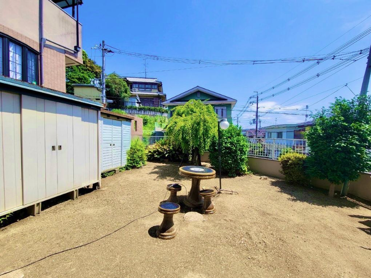 ゆとりあるお庭付き♪ガーデニングや家庭菜園など、ご家族のライフスタイルに合わせて楽しめます。