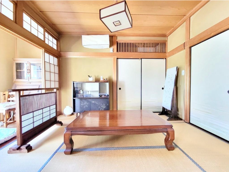 趣ある落ち着いた和室。ゆったりと寛げる空間で、客間やご家族の憩いの場としても活用できます。