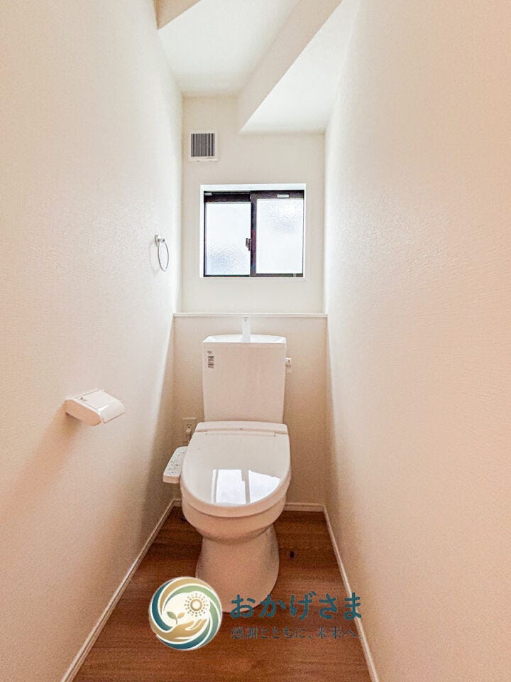 【トイレ】
自然光が入る明るいトイレ空間。温水洗浄便座付きで、毎日快適清潔にお使いいただけます。