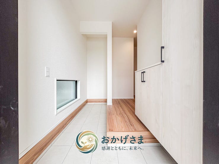 【玄関ホール】
明るい木目フロアと足元窓からの自然光が心地よい玄関。大容量のシューズボックスでスッキリ整理できます。
