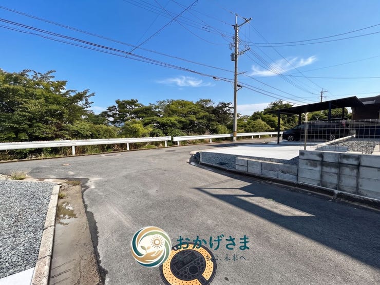 【前面道路】
舗装された見通しの良い前面道路。周りに緑が広がり、車通りも少ないため落ち着いてお車の出し入れができます。