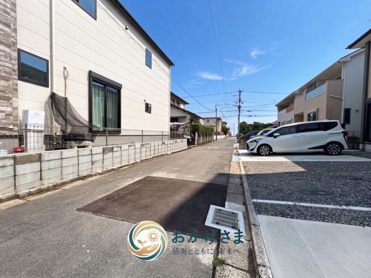 【周辺環境】
青空のもと整然とした街並みが広がる閑静な住宅街。前面道路は平坦で、徒歩や自転車での移動も快適です。
