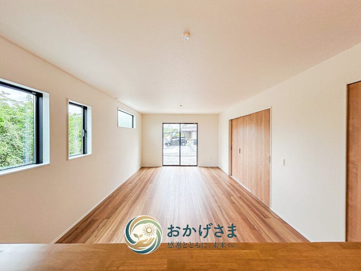 【リビング・ダイニング】
キッチンから部屋全体をスッキリ見渡せる開放的なレイアウト。ご家族の会話も自然と弾みます。