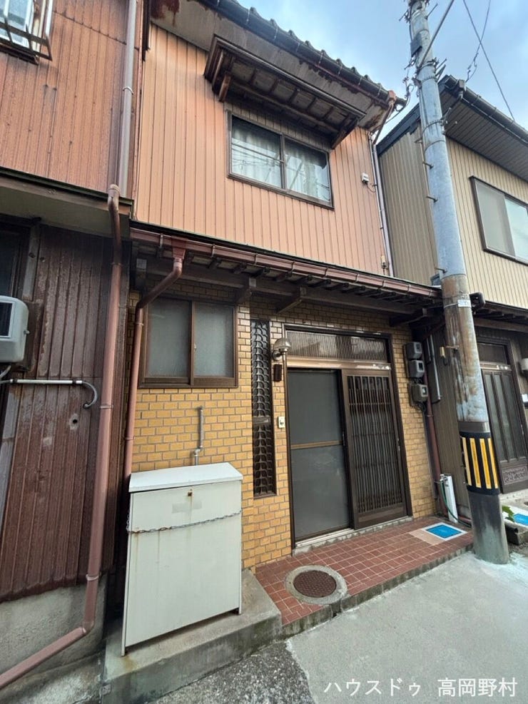 【外観】
*外観写真*
落ち着いた佇まいの木造2階建。自分好みに手を加えながら住まいづくりを楽しみたい方にもおすすめです。