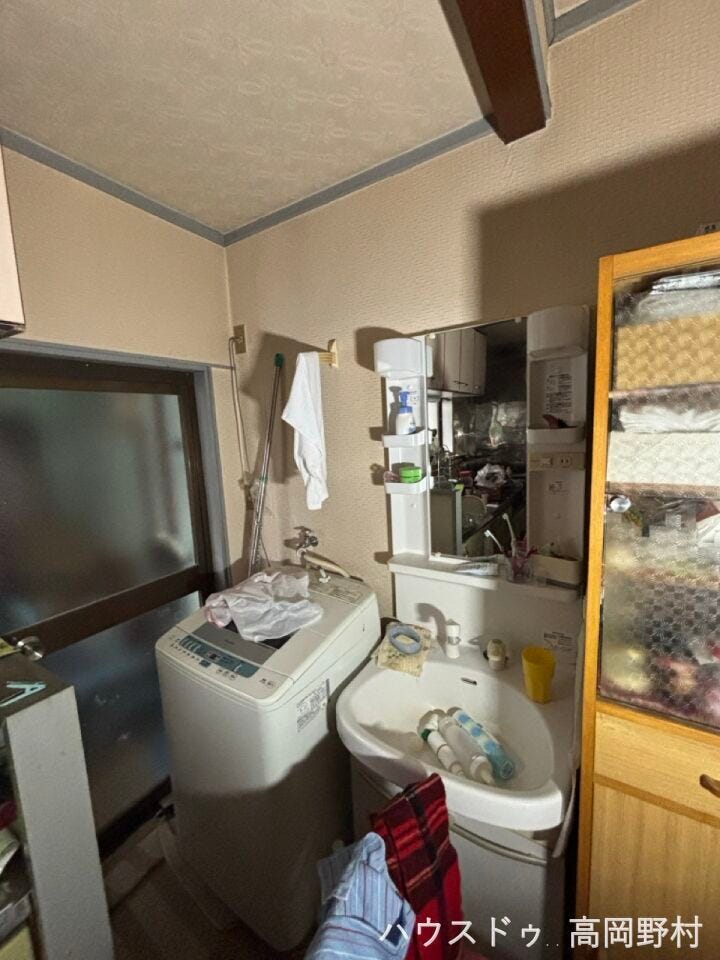 *洗面所*
洗面化粧台・洗濯機置場を備えた水まわりスペースです。