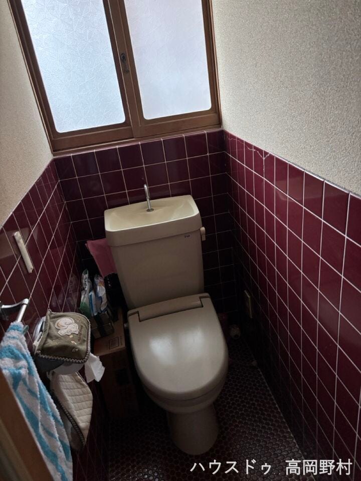 *トイレ*
窓があり、自然換気のできるトイレです。