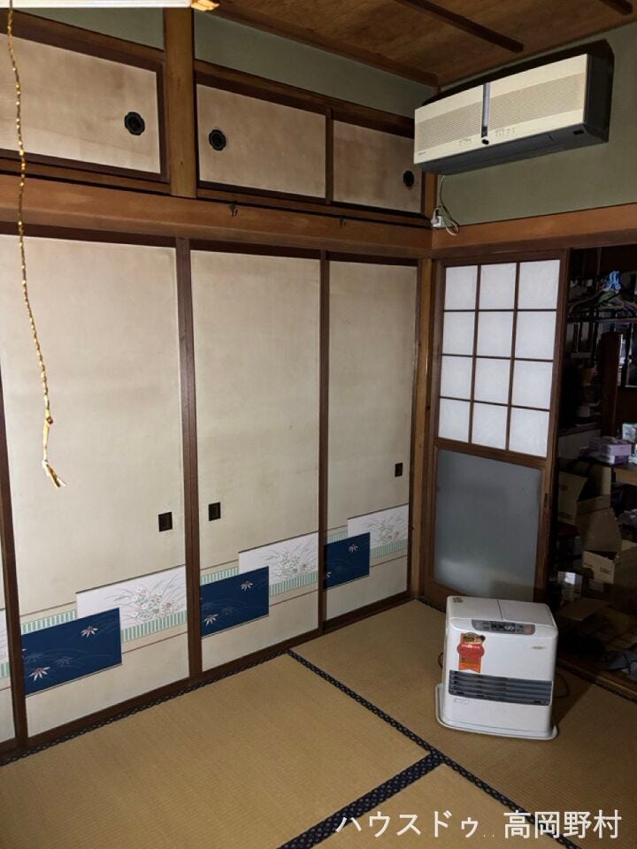 *1階和室*
収納を備えた和室。居間や客間、寝室など暮らしに合わせて活用できます。