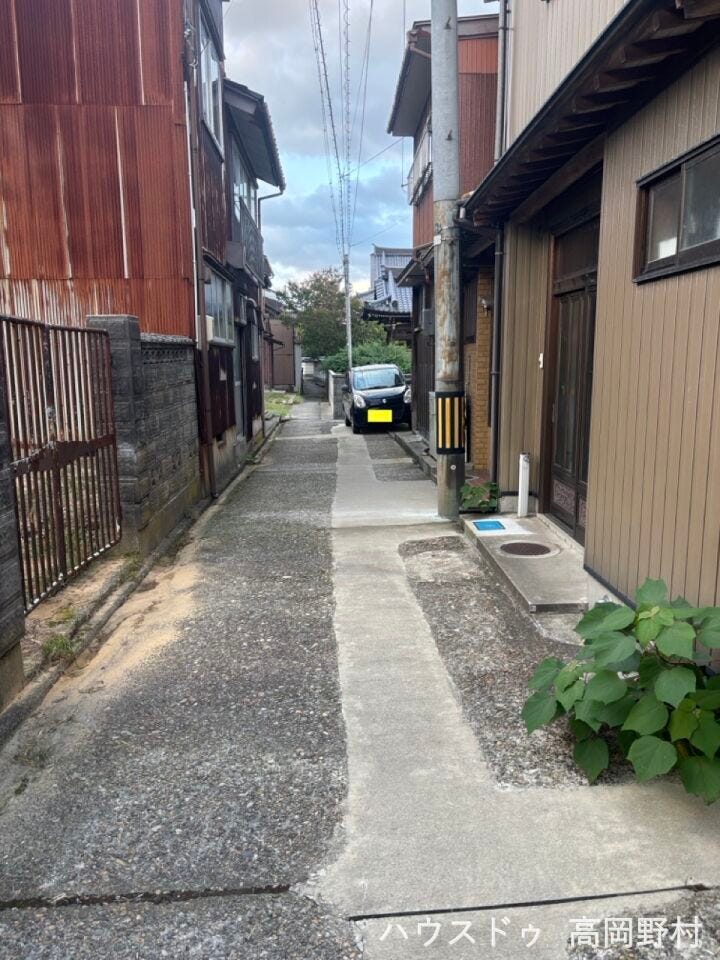 *前面道路含む外観写真*
物件前面道路の様子。周辺は昔ながらの住宅が建ち並ぶ落ち着いた住環境です。