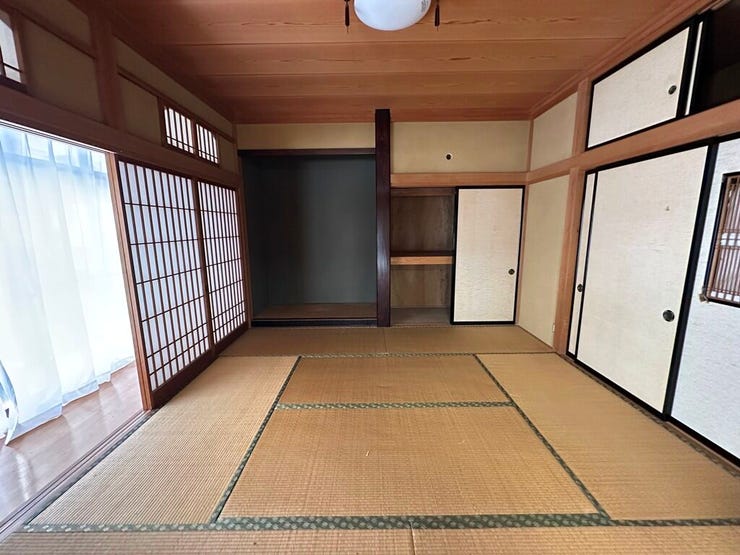 1階和室8帖
広々とした和室は家族の団らんや客間としても良好
障子越しにやわらかな光が差し込みます